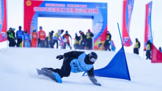 全國職工冰雪運動挑戰(zhàn)賽高山滑雪（大回轉）比賽現(xiàn)場超燃！