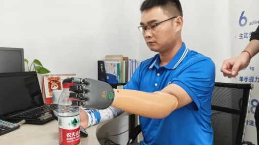 殘疾快遞小哥裝上智能義肢